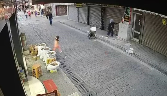 İzmir Karşıyaka'da gümüş takı poşetini alan kadın güvenlik kamerasında görüntülendi