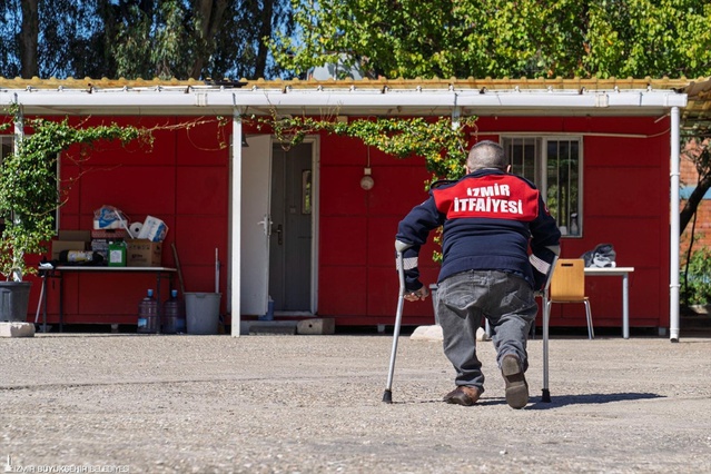 Lakabı '110 Yaşar'! Cam kemik hastası Karaduman 24 yıldır itfaiye santralinde çalışıyor