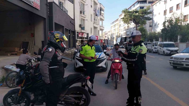 Mut'ta trafik ekipleri kasksız motosiklet sürücülerine denetimlerini sürdürüyor
