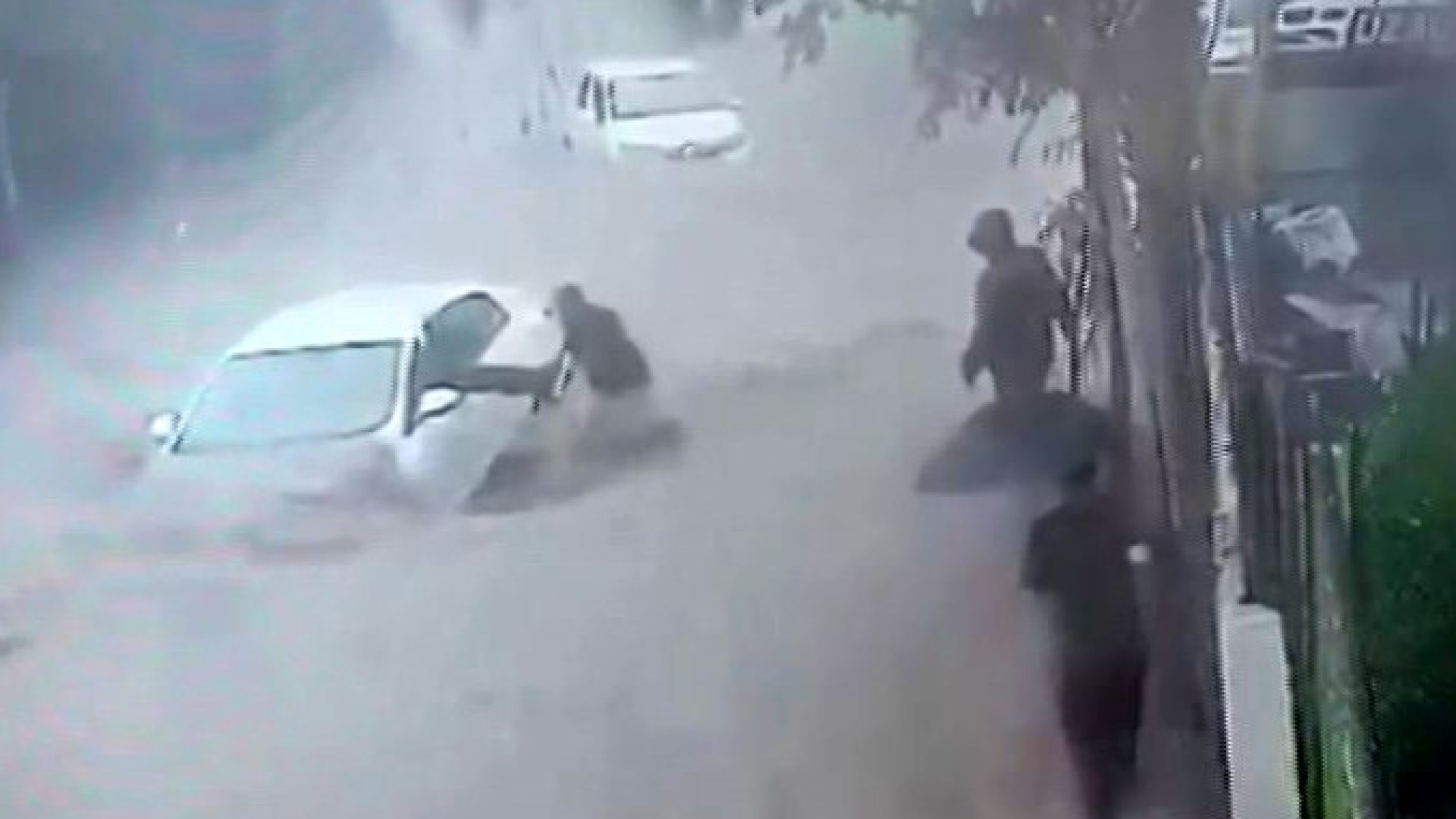 Kahraman esnaf! Canını hiçe sayıp sürücüyü kurtardı!