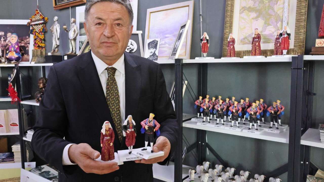 Ankara’nın simgeleri elde şekillendi! Seymen, Bacıeren ve Ankara keçisi koleksiyonu
