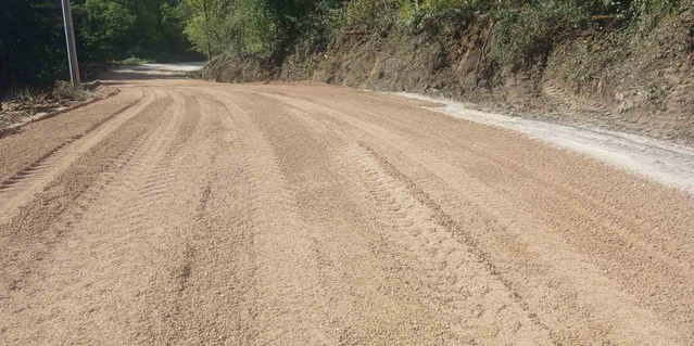 Düzce Yığılca'da Yılgın Köyü yolu sıcak asfalt için altyapı çalışmalarıyla hazırlandı