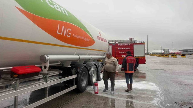 Bolu'da LPG yüklü tırın lastik yangını jandarma müdahalesiyle kontrol altına alındı