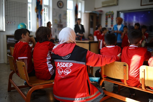 Samsun Canik'te gönüllüler okul bahçesine çocuklar için pickleball sahası boyadı