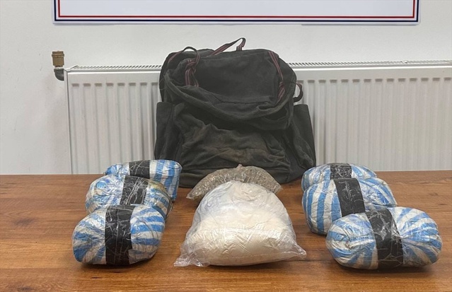 Hakkari'de jandarma Şemdinli ve Yüksekova'da 8 kilo 846 gram uyuşturucu ele geçirdi