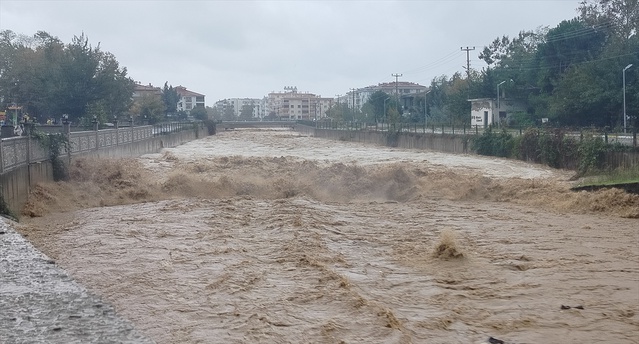 Yalova Çınarcık'ta dere debisi artınca 5 katlı binanın bahçesi çöktü, bina boşaltıldı