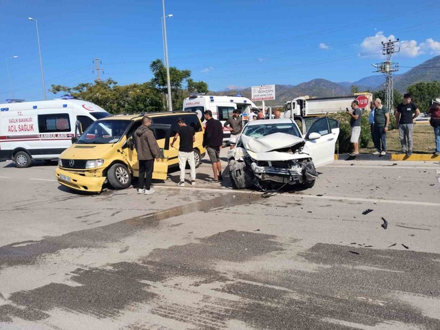 Fethiye'de ışıksız kavşakta iki araç çarpıştı, 5 yaralı hastaneye kaldırıldı