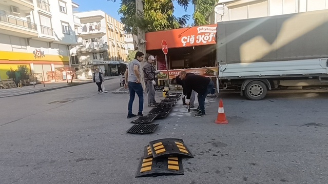 Antalya Manavgat'ta sık kaza olan kavşağa Manavgat Belediyesi hız kesici yerleştirdi
