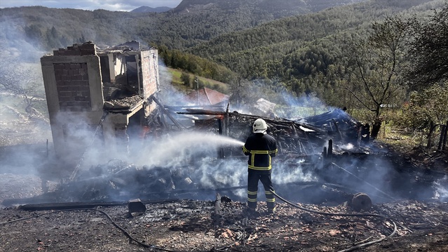 Sinop Türkeli'de ev yangını rüzgarla büyüdü, tek katlı ev kullanılamaz hale geldi