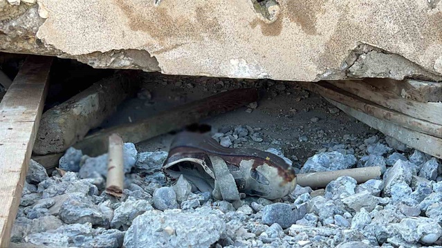 6 Şubat'ta ailesini yitiren Cevdet Demetgül, Mersin'de tadilat yaptığı evde beton merdivenin altında kaldı