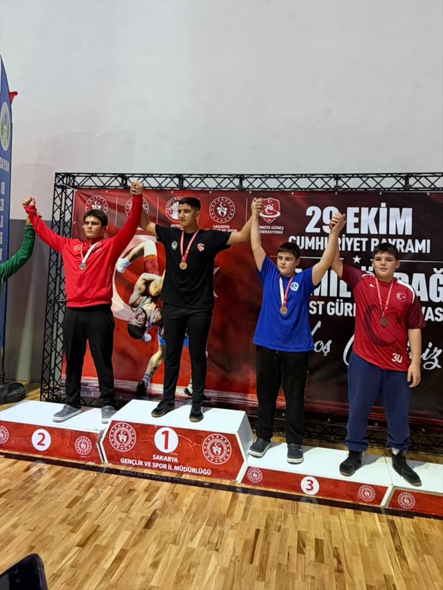 Lüleburgaz Gençlik ve Spor Kulübü güreşçisi Özkan, Sakarya'da 85 kiloda şampiyon oldu