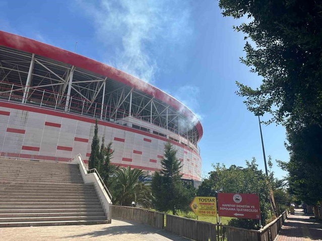 Antalya Stadyumu'nda duman ihbarında yangın çıkmadı, itfaiye ve polis harekete geçti