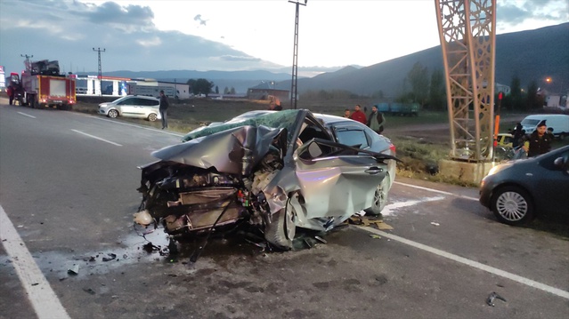 Bingöl Karlıova'da refüje çarpan otomobilde 3 kişi yaralandı
