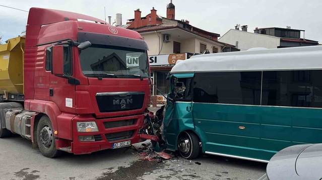 Konya Selçuklu'da kamyonla çarpışan minibüste 10 kişi yaralandı, kaza anı kamerada