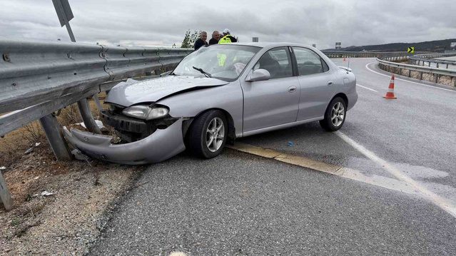 Çorum'da kaygan yolda bariyerlere çarpan otomobilin sürücüsü yara almadan kurtuldu