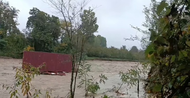 Sakarya Akyazı'da Kanlıçay Deresi taşkını konteyner ve ahşap evleri sürükledi