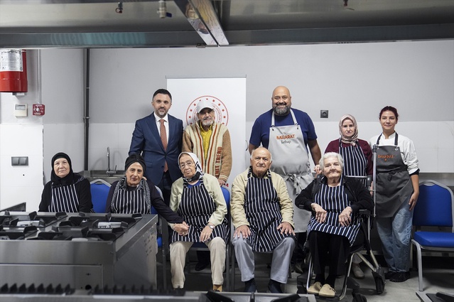 Şef Somer Sivrioğlu, Göztepe'deki huzurevinde yaşlılarla tuzlu kek yaptı