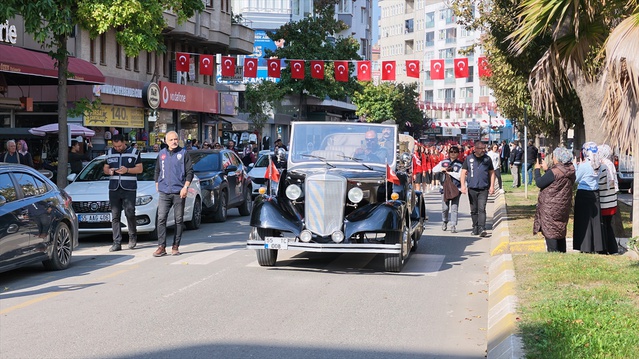 Bafra'da Cumhuriyet Yürüyüşü sona erdi, Atatürk'ün makam aracı benzeri gezdirildi