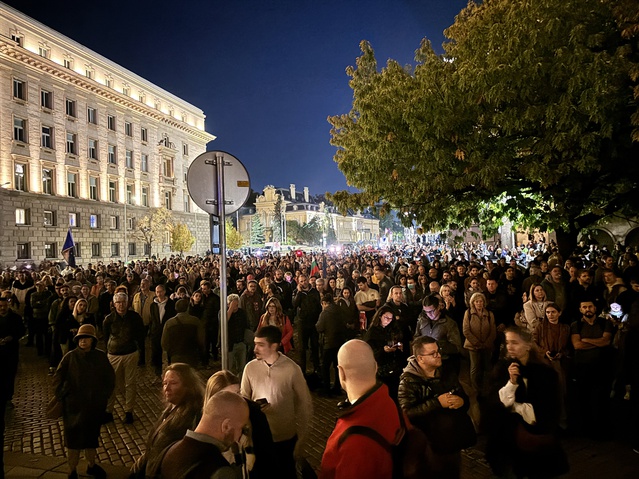 Sofya'da binlerce kişi Yotova ve Radev'i Rusya ile ilişkiler nedeniyle protesto etti