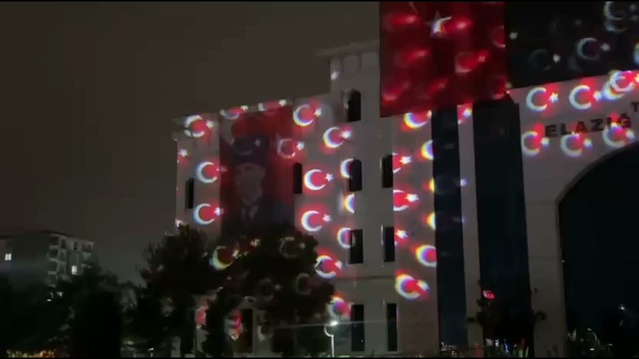 Cumhuriyet'in 103. yıl dönümü öncesi Elazığ Valiliği kırmızı beyaza büründü