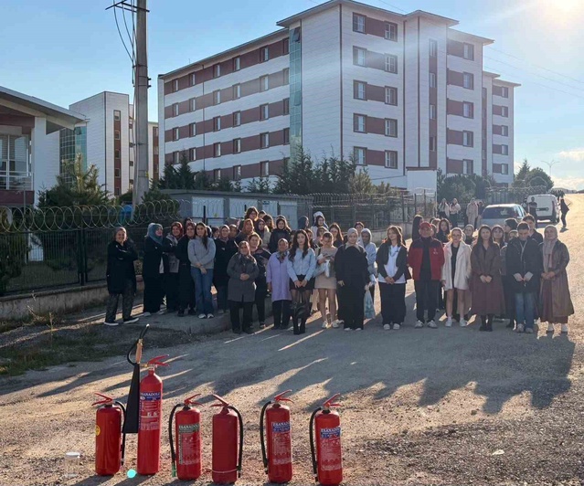 Bolu'da Seyyide Nefise Yurdu'nda deprem ve yangın tatbikatı uygulamalı yapıldı