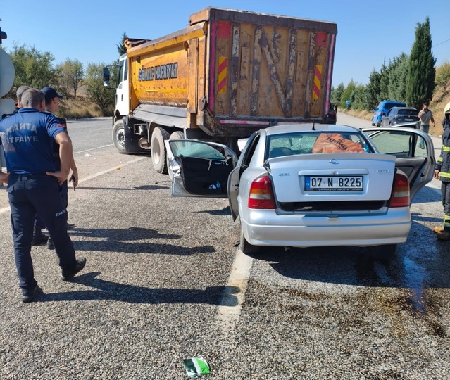 Adıyaman Kahta'da otomobil iş kamyonuna arkadan çarptı, 2'si ağır 3 kişi yaralandı