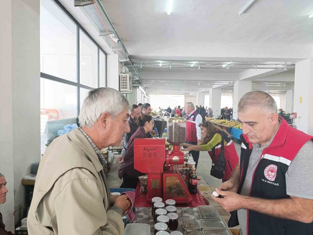 Buharkent'te pazar yerlerindeki gıda ürünleri kontrol edildi, denetimler sürecek