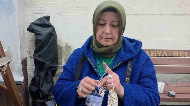 Kütahya'da 40 yıllık örgü deneyimini yeni tasarımlara taşıyan Helvacıoğlu stant açtı