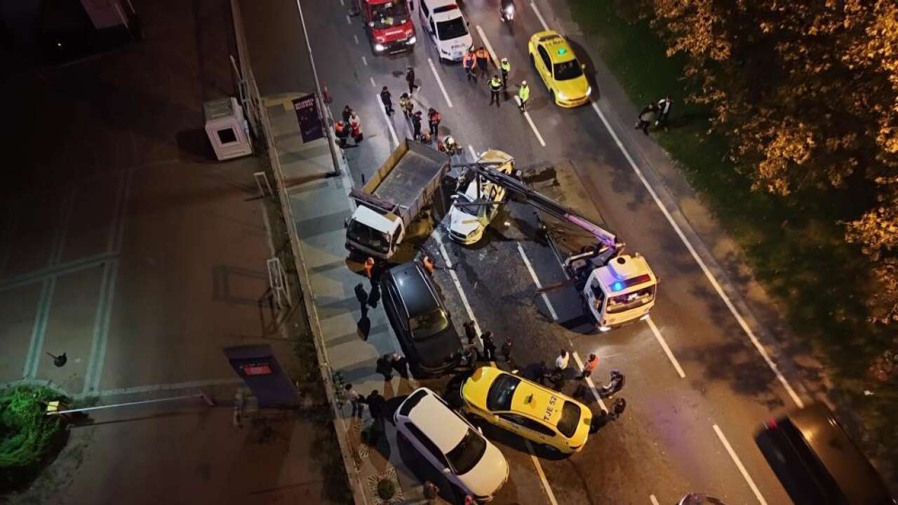 Makas atan sürücü 5 araca çarptı: 3 yaralı!