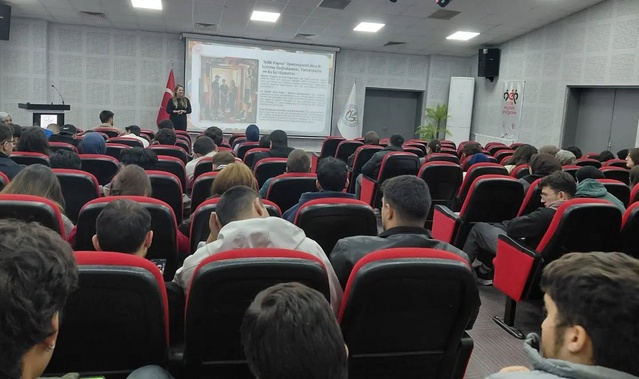 Kütahya'da öğrencilere İyilik Var gönüllülük platformunun işleyişi anlatıldı