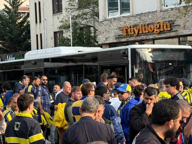 Fenerbahçeli taraftarlar Galatasaray deplasmanı öncesi Kadıköy'de bir araya geldi