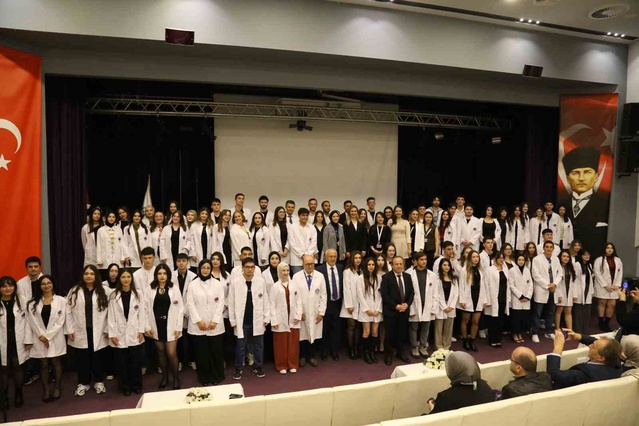Avrasya Üniversitesi Sağlık Bilimleri Fakültesi öğrencilerine beyaz önlük giydirildi