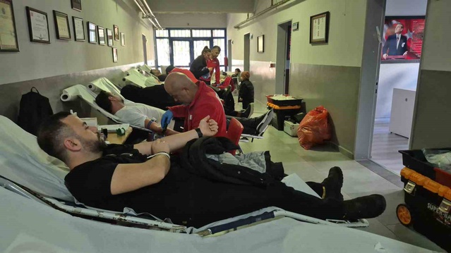 Düzce'de veliler okul koridorundaki yataklarda kan bağışladı, Vali Makas da katıldı