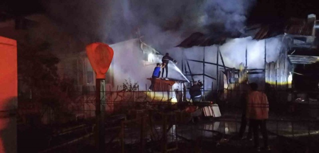 Bolu Mudurnu'da samanlık yangını eve sıçradı, itfaiye ve orman ekipleri söndürdü