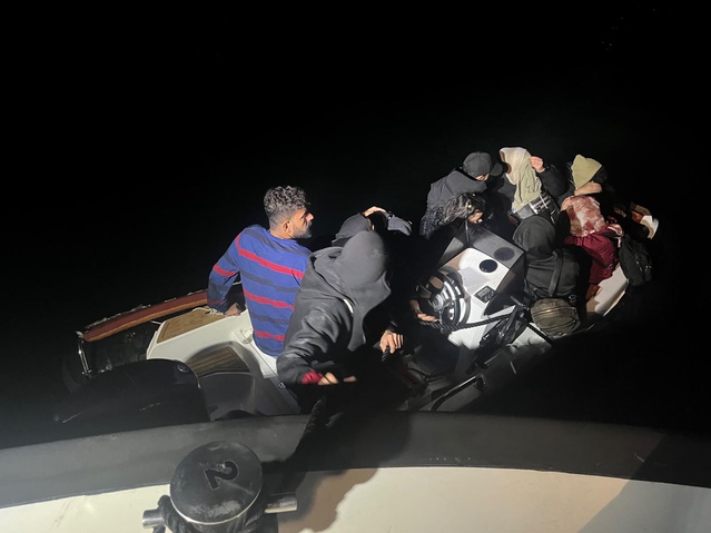 Sahil Güvenlik, Didim açıklarında 2'si çocuk 10 kaçak göçmeni yakaladı