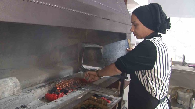 Ciğer kebabında ocak başına geçen kadın ustalar Şanlıurfa'da ilgi görüyor