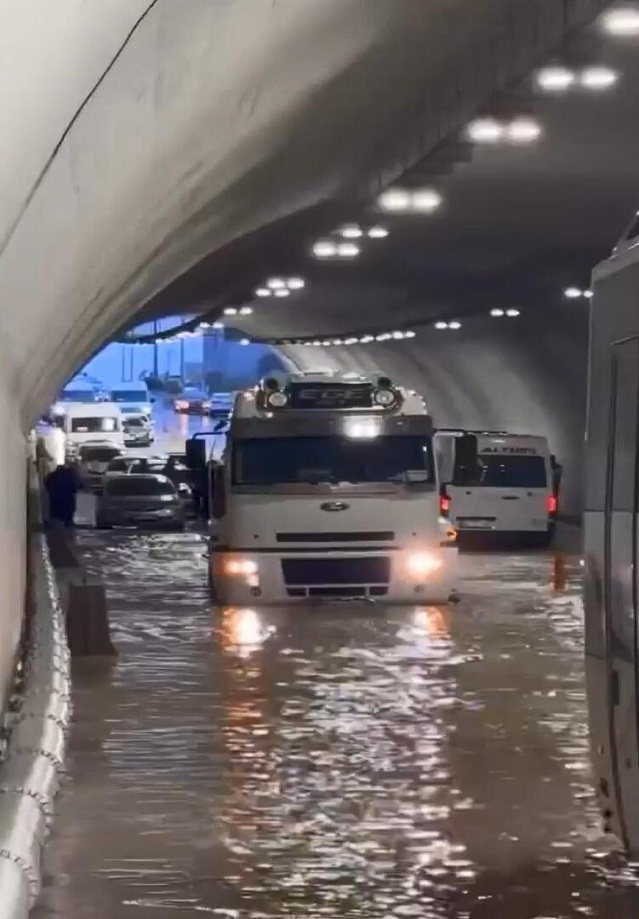 Pendik'te sağanak Sabiha Gökçen Havalimanındaki tüneli doldurdu, araçlar mahsur kaldı