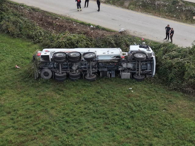 Benzin tankeri Düzce 1. OSB'de devrildi, şoför yaralandı, elektrik kesilecek