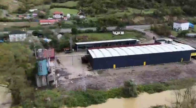 Zonguldak Çaycuma'da su baskını 4 ev ve kereste fabrikasını etkiledi
