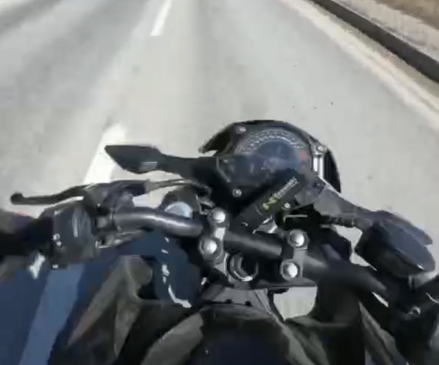 Eskişehir'de motosiklet sürücüsü şerit değiştirirken savruldu, anlar kask kamerasında