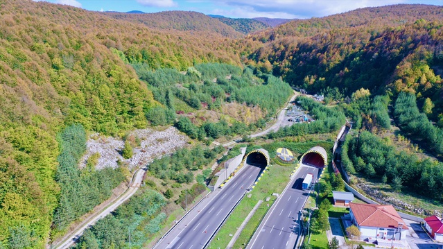 Bolu Dağı geçişinde ağaçlar sonbahar renklerine büründü, sürücülere manzara sundu