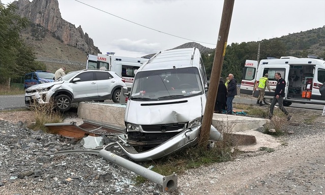 Gümüşhane'de panelvan otomobille çarpıştı, yaralanan 4 kişi hastaneye kaldırıldı