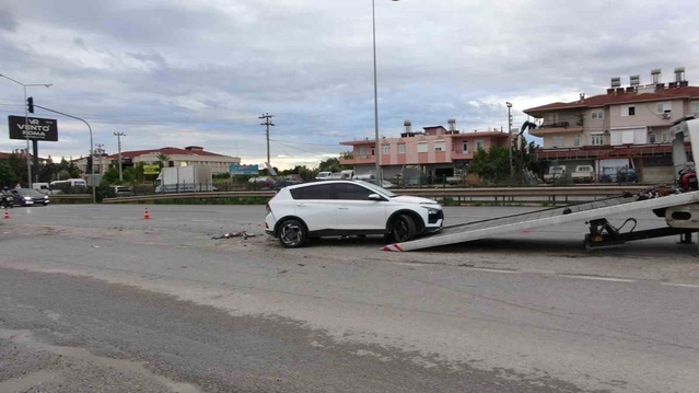 Manavgat'ta takla atan otomobilin sürücüleri yaklaşık 30 dakika sonra hastaneye gitti