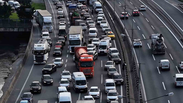 Basın Ekspres Yolu'nda kilitlenen trafikte ambulans emniyet şeridine ulaştı