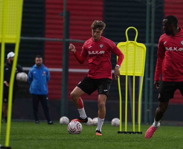 Çorum FK, Erzurumspor FK maçı hazırlığında rondo ve geniş alan oyunu yaptı