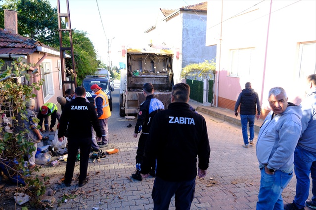 Kırklareli'nde kötü koku ihbarı yapılan evden 8 kamyon atık taşındı