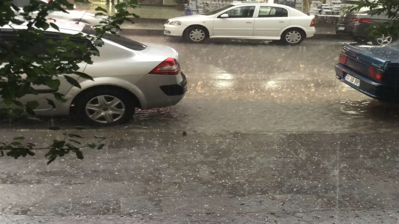 Fındık büyüklüğünde dolu yağışı etkili oldu