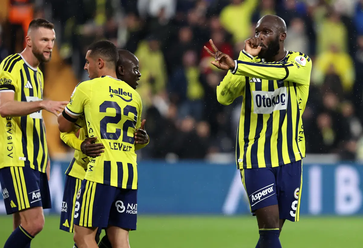 Fenerbahçe krizin gölgesinde çıktığı maçta Alanyaspor'u 3 golle geçti, derbi öncesi moral buldu
