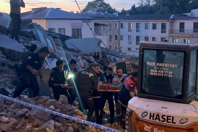Zonguldak’ta 3 katlı bina çöktü: enkazda kalan 2 kişiden 1’i kurtarıldı