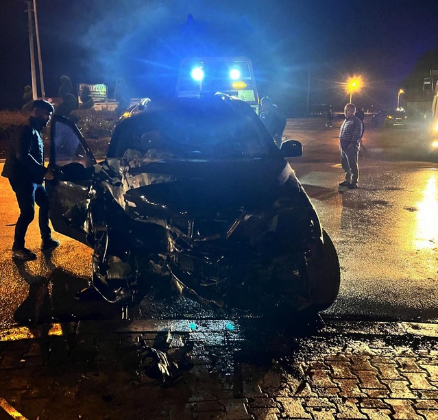 Cip, iş yerinin bahçe duvarına çarptı: 4 yaralı